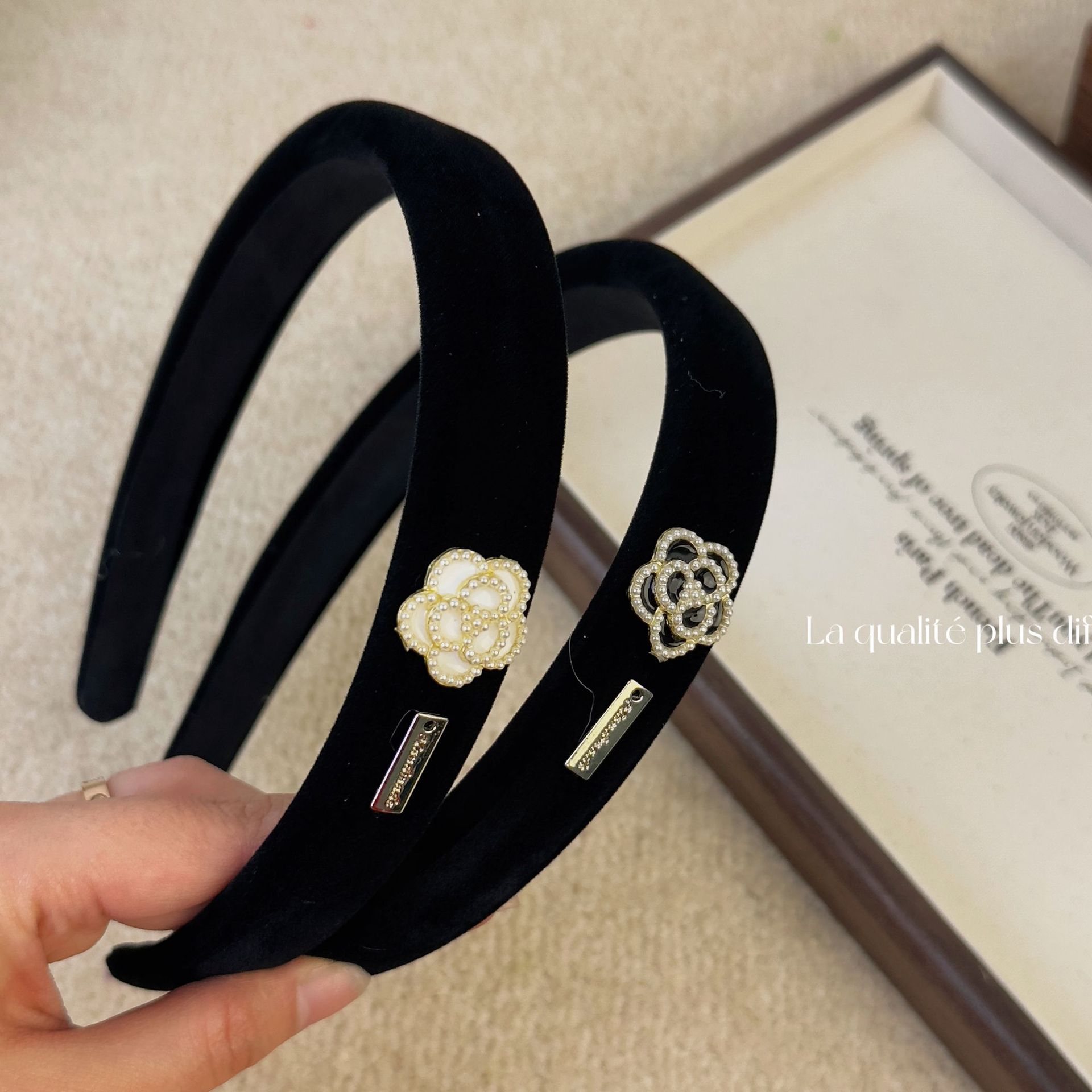 المخملية كاميليا العصابات الشع - مراجعة Women Accessories Logo وسعره