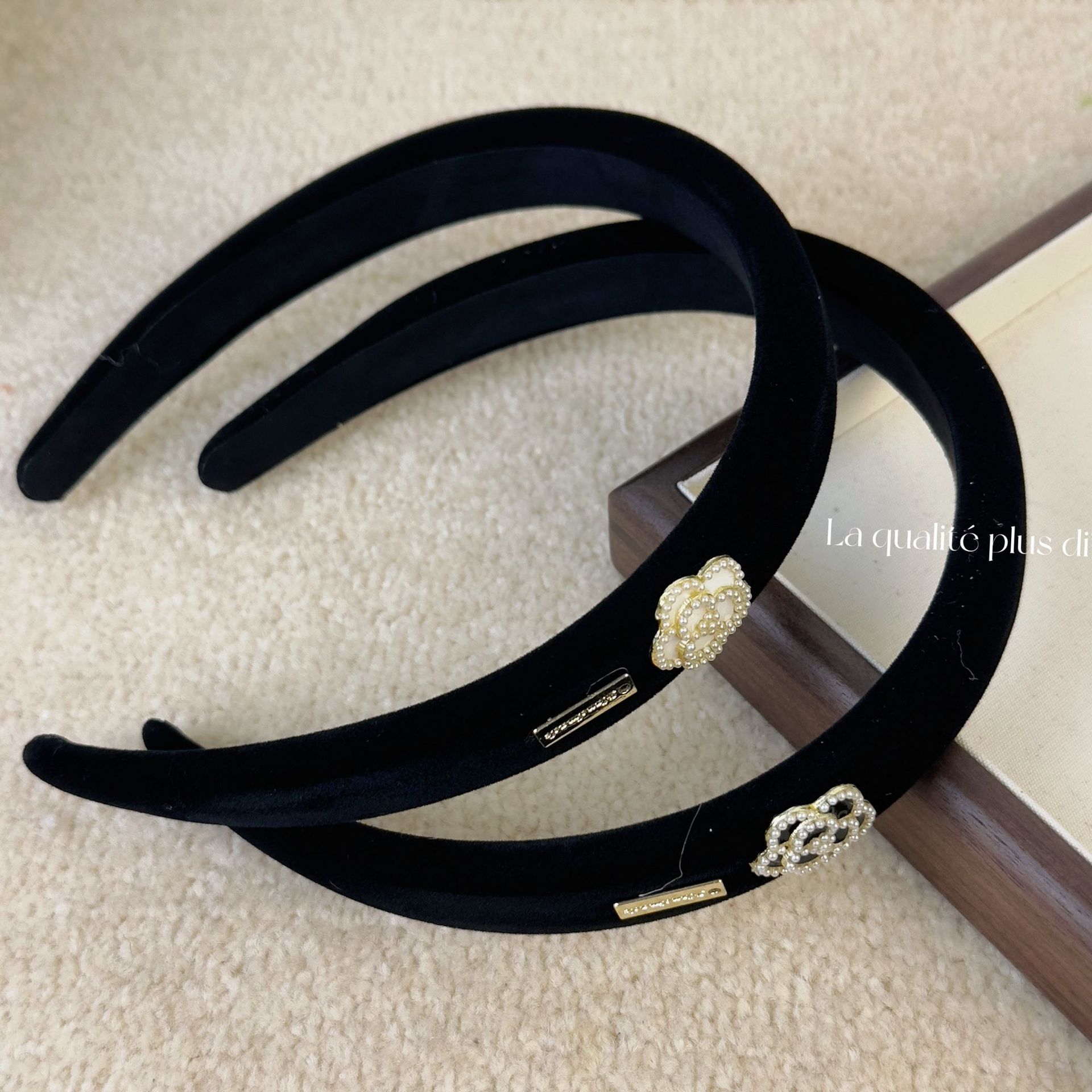 المخملية كاميليا العصابات الشع - مراجعة Women Accessories Logo وسعره
