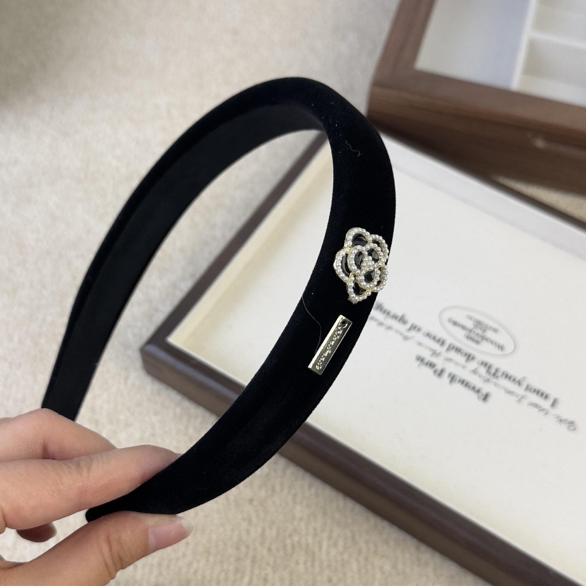 المخملية كاميليا العصابات الشع - مراجعة Women Accessories Logo وسعره