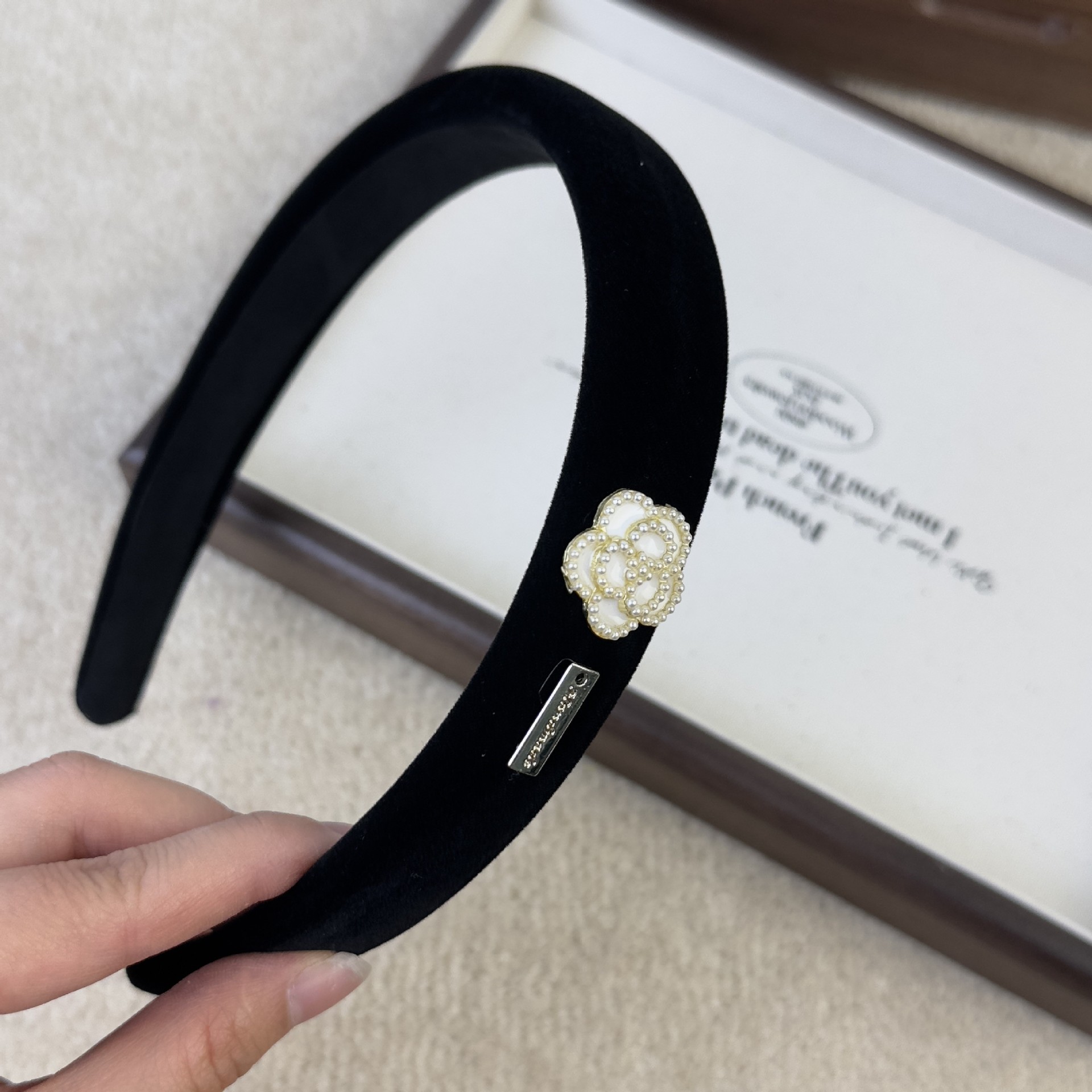 المخملية كاميليا العصابات الشع - مراجعة Women Accessories Logo وسعره